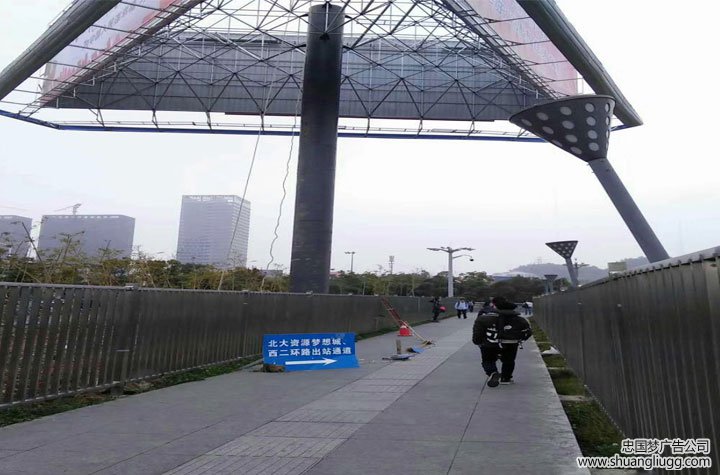 大型标识标牌  龙泉驿单立柱安装现场